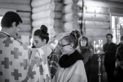 Chrismation de quatre jeunes au cours de la liturgie dominicale