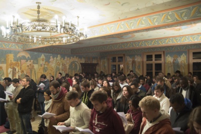 Des jeunes de la Communauté du Chemin Neuf aux vêpres chez nous