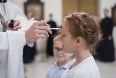 Photographies de la liturgie avec la chrismation de Fleur et de Jacques Photographies de la liturgie avec la chrismation de Fleur et de Jacques