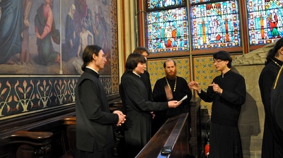 Les séminaristes chantent devant la Couronne d'épines pour la venue à Notre-Dame du Président de Russie