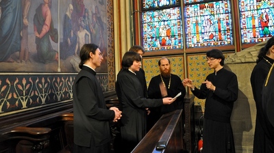 Les séminaristes chantent devant la Couronne d'épines pour la venue à Notre-Dame du Président de Russie Les séminaristes chantent devant la Couronne d'épines pour la venue à Notre-Dame du Président de Russie