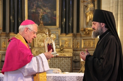 L'évêque de Pontoise a offert au Séminaire des reliques de sainte Geneviève L'évêque de Pontoise a offert au Séminaire des reliques de sainte Geneviève
