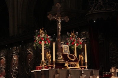 Vénération de la Couronne d'épines à Notre-Dame de Paris Vénération de la Couronne d'épines à Notre-Dame de Paris