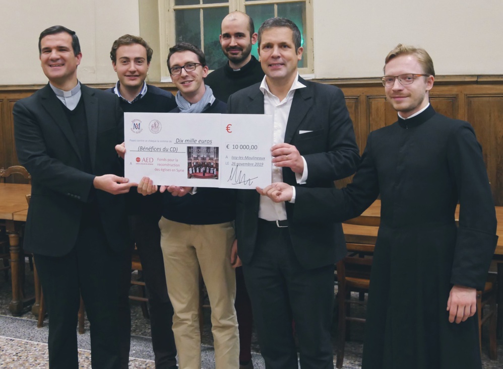 La remise du premier chèque à l'AED pour la reconstruction d'églises en Syrie La remise du premier chèque à l'AED pour la reconstruction d'églises en Syrie