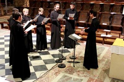 Vénération de la Couronne d'épines et chant de l'Acathiste de la Mère de Dieu à Notre-Dame de Paris Vénération de la Couronne d'épines et chant de l'Acathiste de la Mère de Dieu à Notre-Dame de Paris