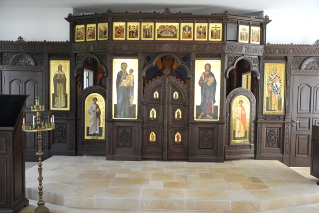 Installation des icônes complémentaires sur l'iconostase de l'église du séminaire