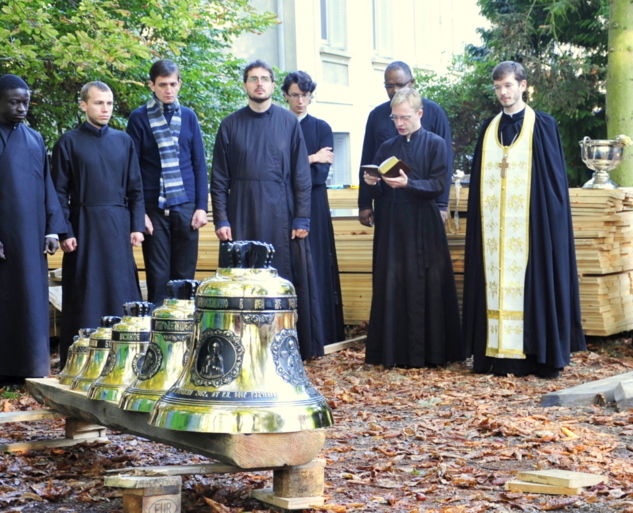 Bénédiction et installation des cloches de l'église en bois du séminaire