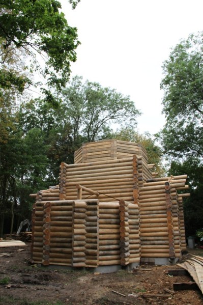 Un reportage sur la construction de l'église en bois du séminaire sur Telessonne