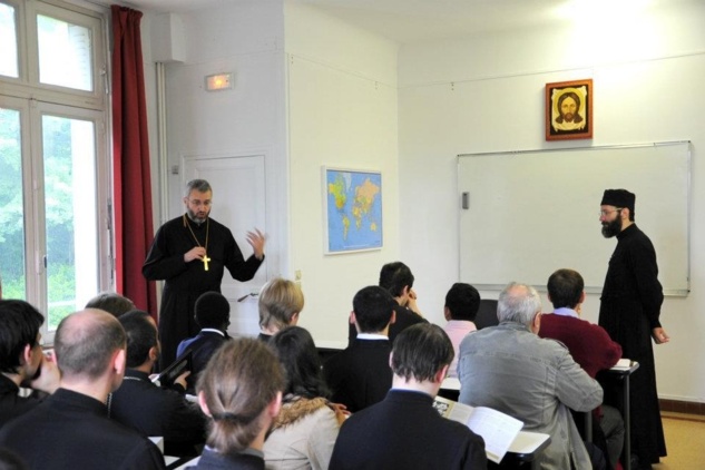 Le père Job Getcha et M. Carol Saba ont donné des conférences au Séminaire