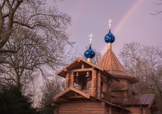 Magnifique album de photographies de l'église en bois avec l'arc en ciel et des vues d'Épinay-sous-Sénart