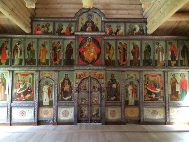 L'iconostase de l'église en bois du séminaire a été installée