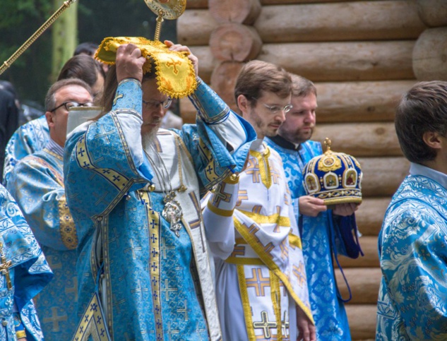 Les reliques qui reposent sous l'autel de la nouvelle église en bois sont celles de S. Marie de Gatchina, une martyre du XXe siècle Les reliques qui reposent sous l'autel de la nouvelle église en bois sont celles de S. Marie de Gatchina, une martyre du XXe siècle