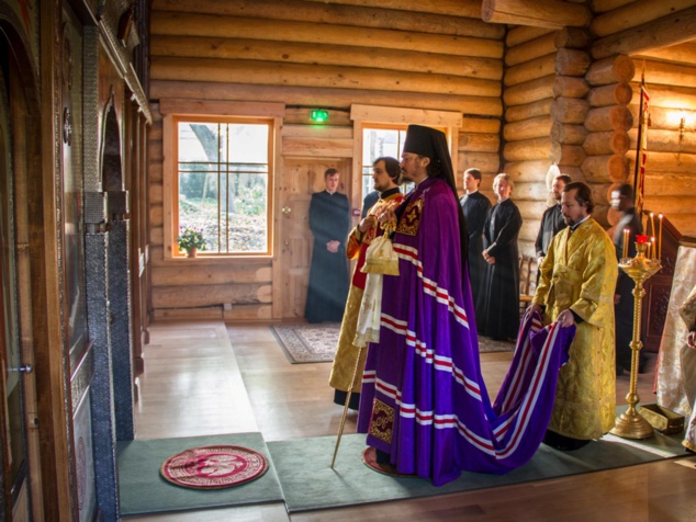 L'évêque Nestor a présidé la célébration de la divine liturgie dans l'église en bois Notre-Dame de la Nativité