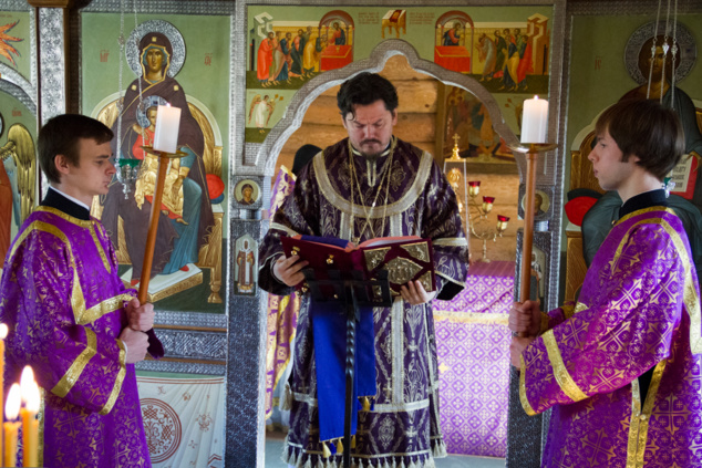 Mgr Nestor a présidé la célébration de la divine liturgie dans l'église en bois Notre-Dame de la Nativité