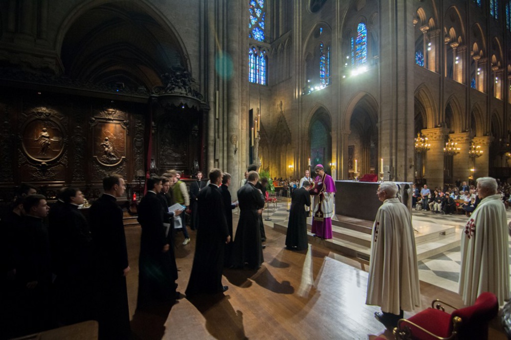 Vénération de la Couronne d'épines à Notre-Dame de Paris avec les séminaristes de Saint-Pétersbourg Vénération de la Couronne d'épines à Notre-Dame de Paris avec les séminaristes de Saint-Pétersbourg