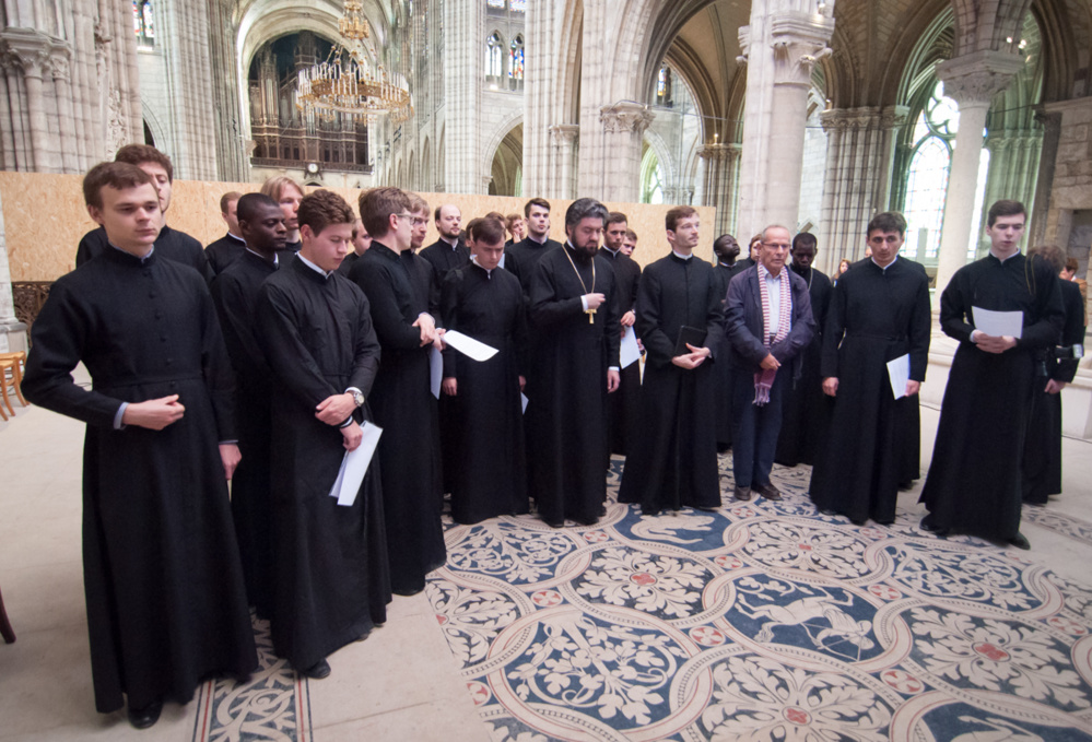 Prière avec les séminaristes pétersbourgeois sur la tombe du premier évêque-martyr de Paris