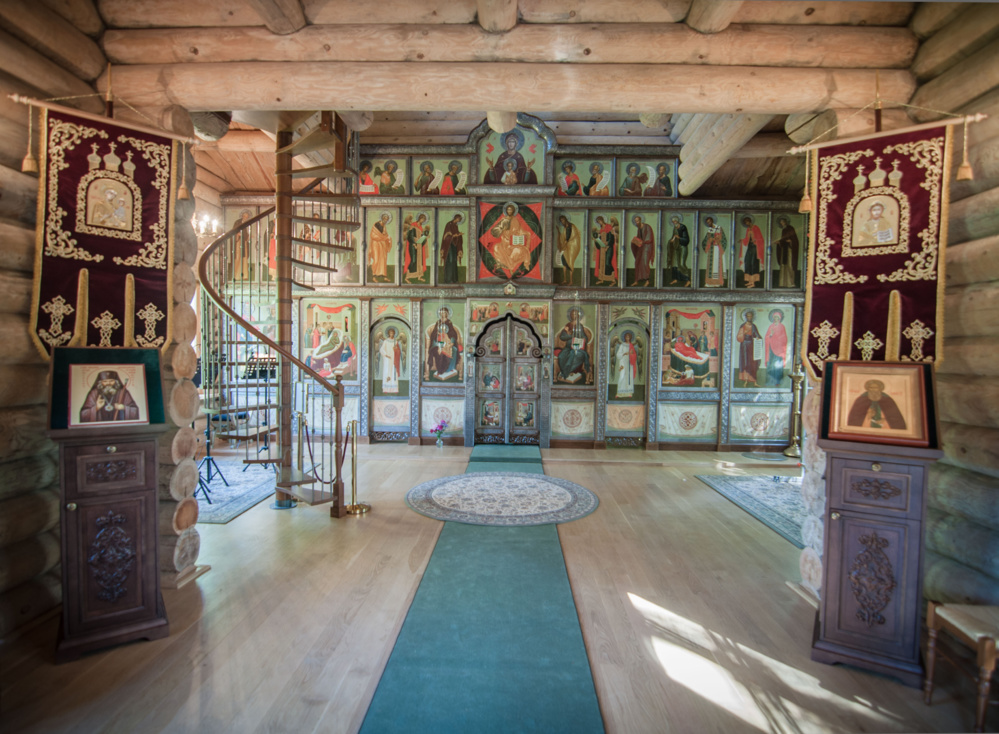 L'escalier menant au clocher installé dans l'église en bois L'escalier menant au clocher installé dans l'église en bois