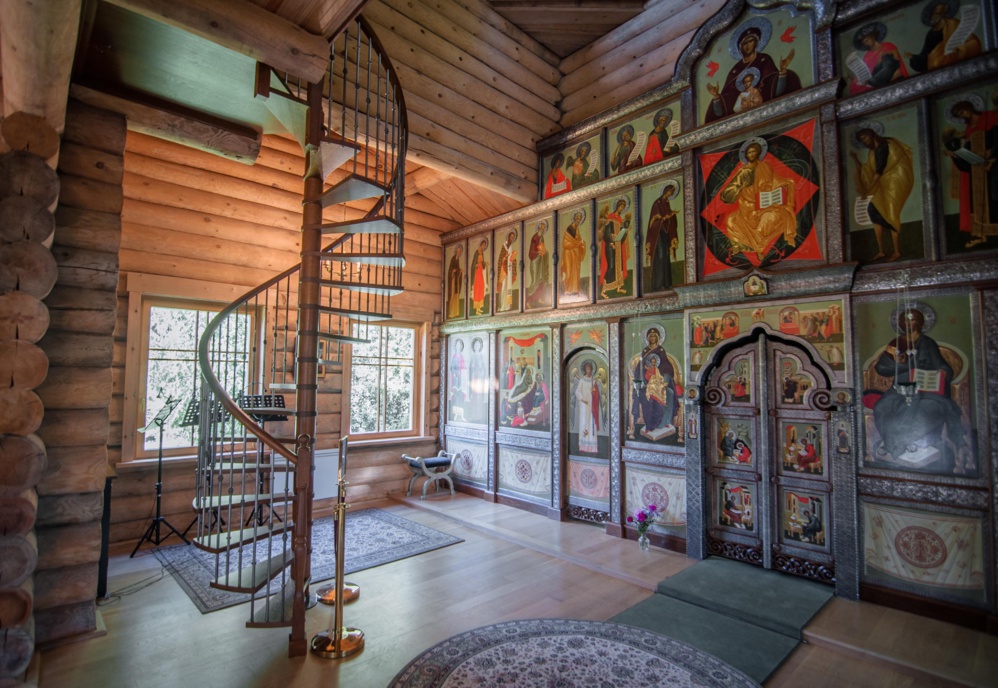 L'escalier menant au clocher installé dans l'église en bois L'escalier menant au clocher installé dans l'église en bois