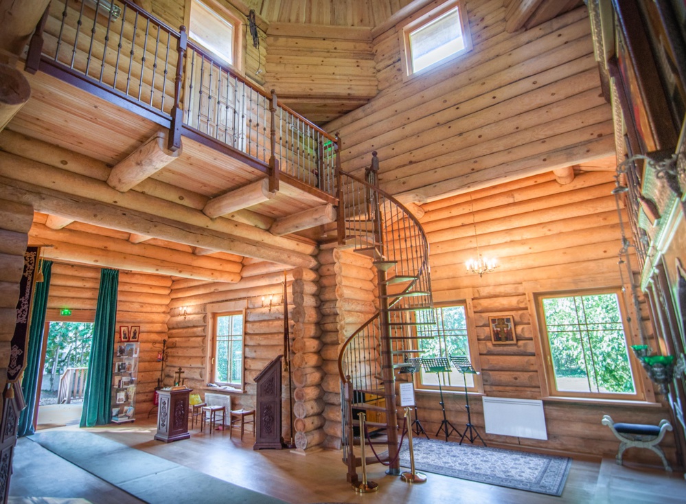 L'escalier menant au clocher installé dans l'église en bois L'escalier menant au clocher installé dans l'église en bois