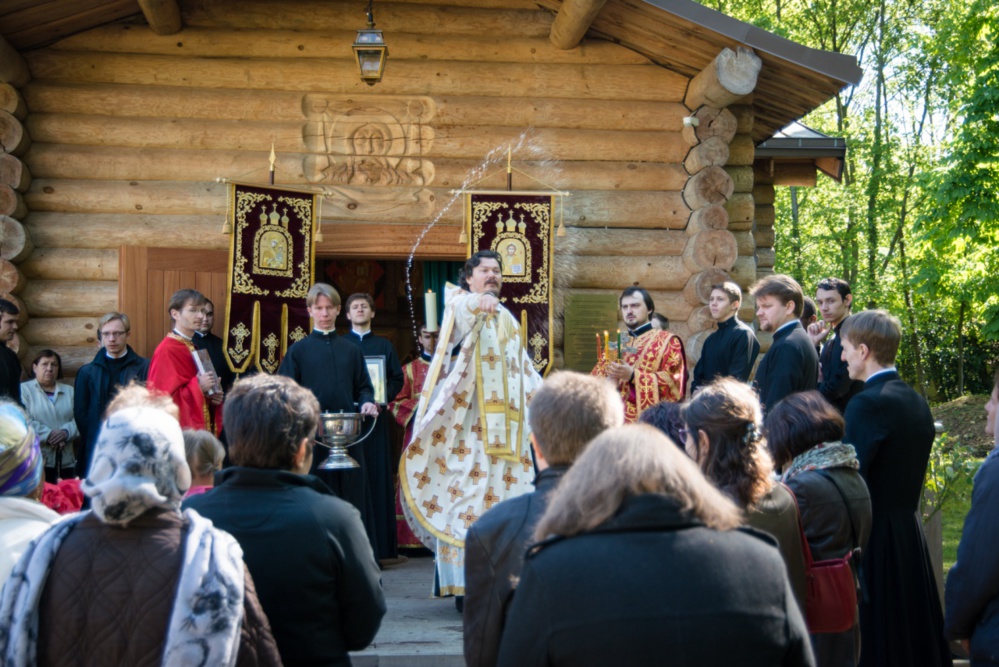 Liturgie avec l'évêque Nestor le jeudi de la semaine pascale