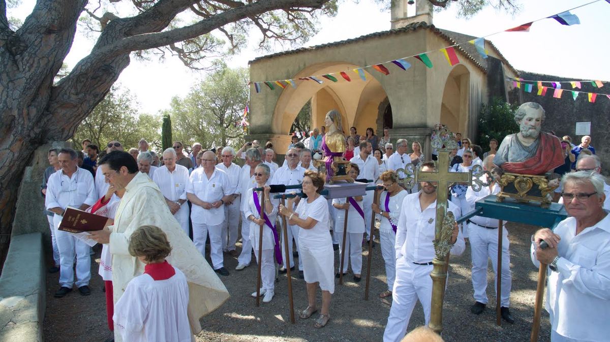 Nos séminaristes ont chanté après la messe de l'Assomption à la chapelle Sainte-Anne de Saint-Tropez