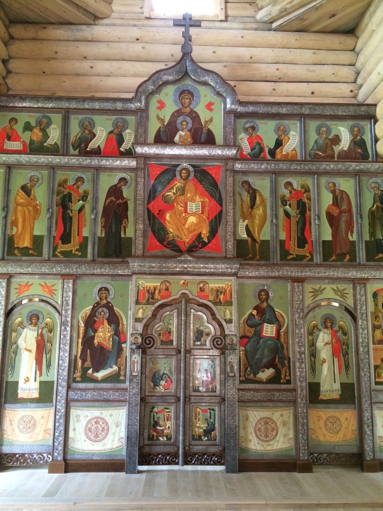 L'iconostase de l'église en bois du séminaire a été installée