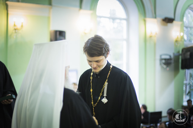 Le P. Alexandre Zinovkin reçoit le diplôme de "candidat en théologie" de l'académie de Saint-Pétersbourg