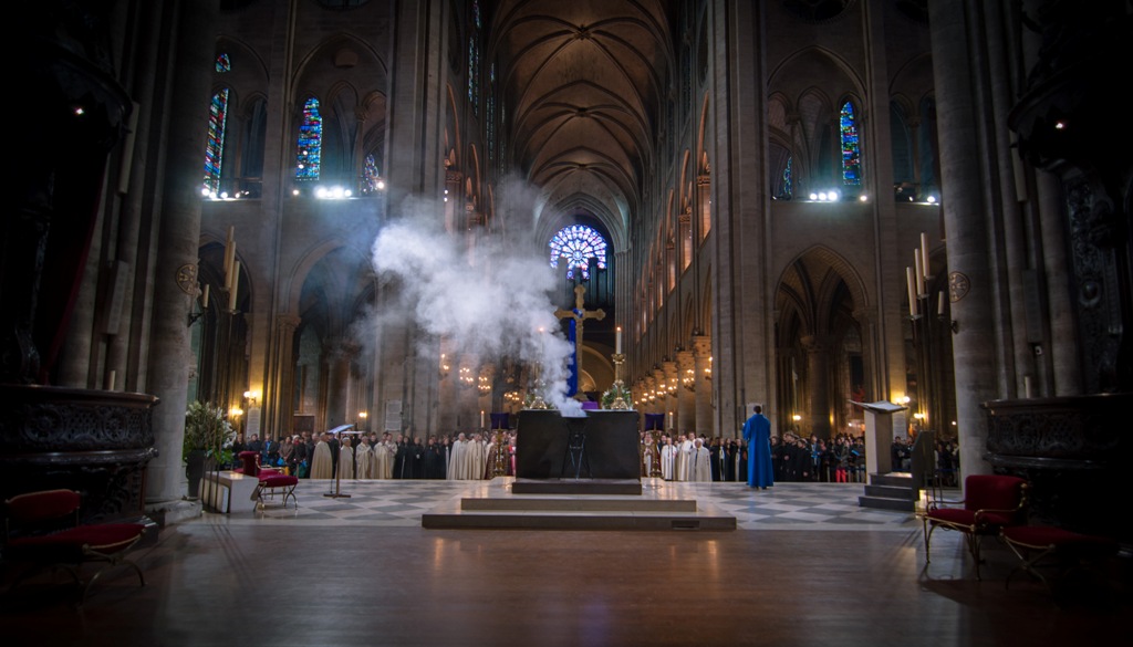 Pèlerinage auprès de la Couronne d'épines du Seigneur à la cathédrale Notre-Dame de Paris