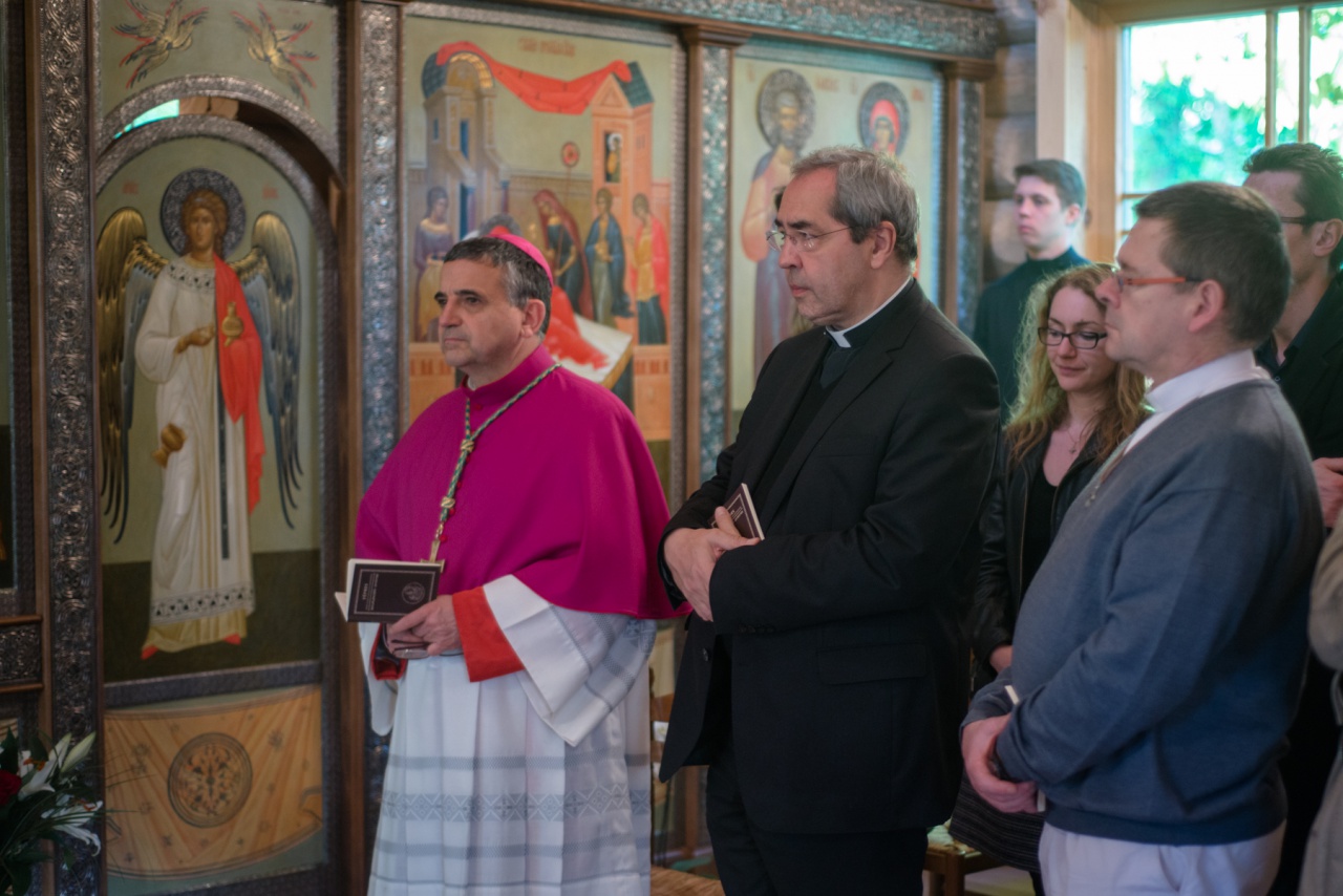 L'archevêque de Rouen et quatre prêtres du diocèse de Paris ont prié avec nous aux vêpres de Pâques