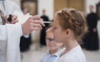 Photographies de la liturgie avec la chrismation de Fleur et de Jacques