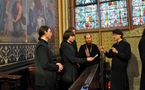 Les séminaristes chantent devant la Couronne d'épines pour la venue à Notre-Dame du Président de Russie
