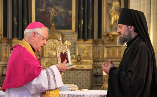 L'évêque de Pontoise a offert au Séminaire des reliques de sainte Geneviève