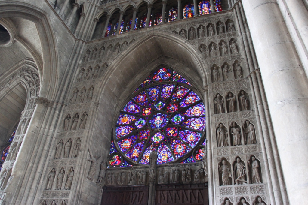 Реймский собор внутри Реймский собор внутри